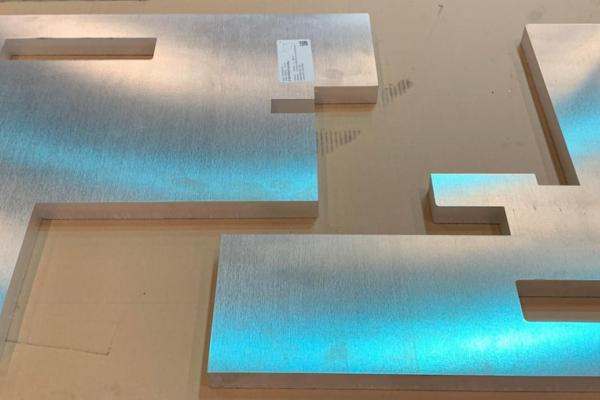 De eigenschappen van aluminium: Het lichtgewicht metaal met zwaargewicht prestaties